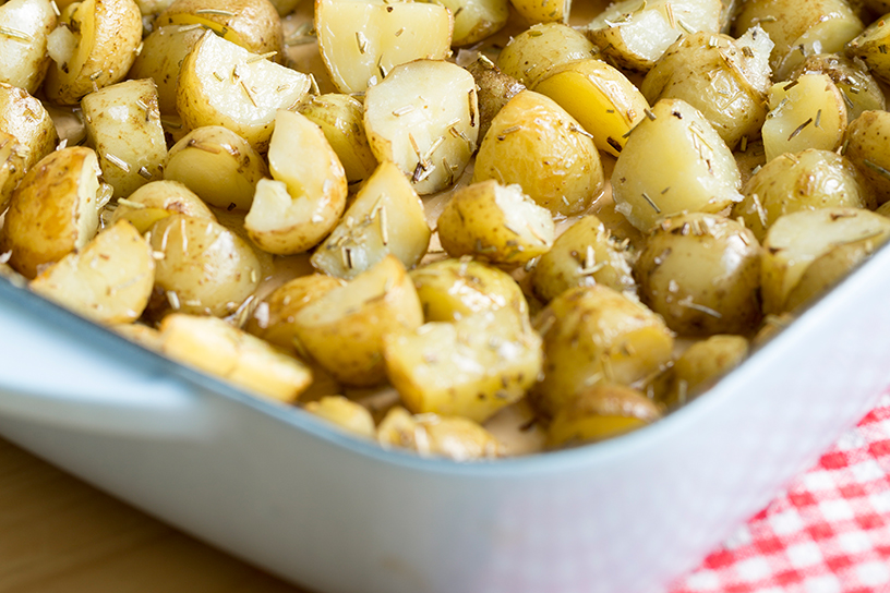 Een schaal met gekruide aardappelstukjes